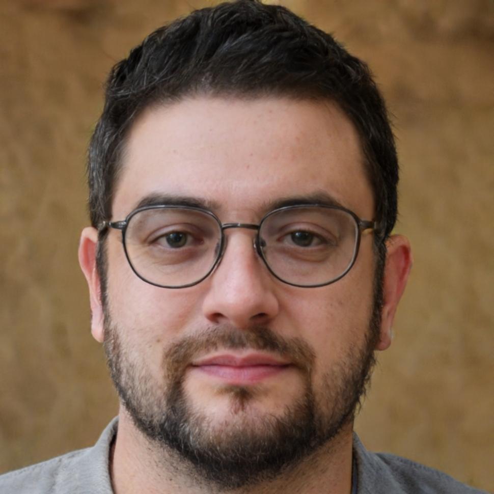 Portrait d'Alexandre Dubois, conseiller en stratégies d'investissement