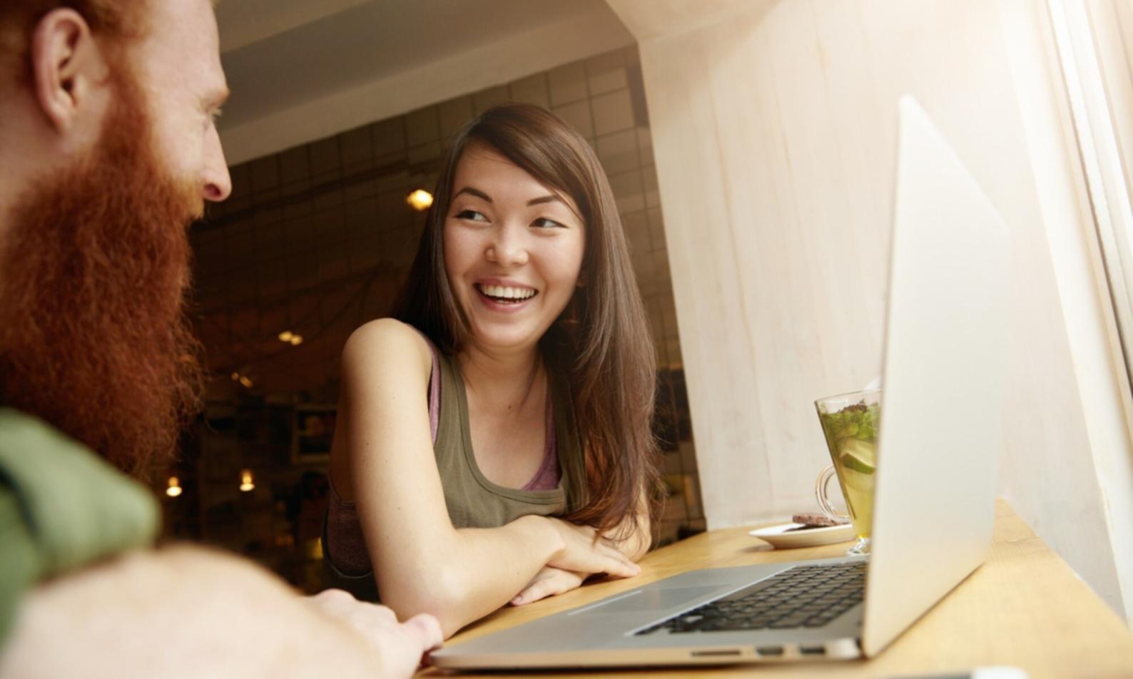 Session de formation collaborative montrant des participants engagés dans l'apprentissage financier