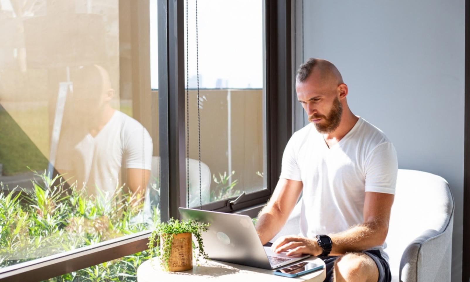 Personne consultant des documents financiers avec confiance